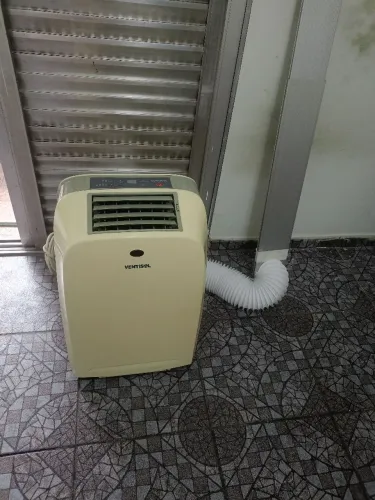 Ar condicionado portátil 127v tem apenas duto de ar