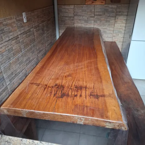 MESA DE MADEIRA MACIÇA YPÊ AMARELO 250X80X07 e 2 Bancos 