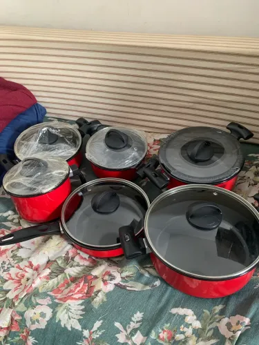 Kit com 6 panelas com revestimento antiaderente vermelho e tampas de vidro