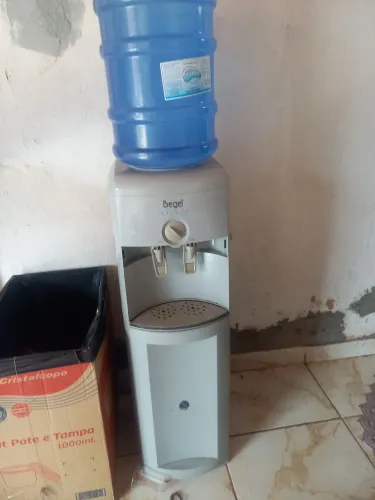 Vendo bebedouro funcionando perfeitamente acimpanha 2 galao