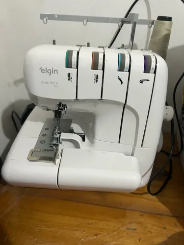 Máquina de costura Elgin Overlok 