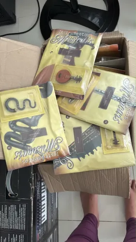 Coleção de mini instrumentos musicais da editora Salvat