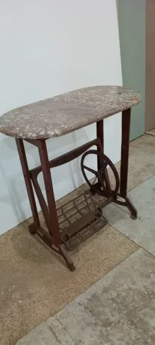 Pé de máquina com pedra de mármore 