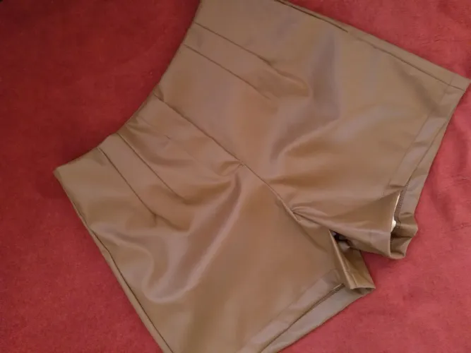 Short couro marrom