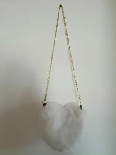 Bolsa de coração pelos branca