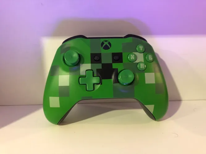 Controle Xbox one S com temática do minecraft