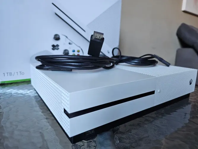 Xbox One S 1TB (Com Defeito na Placa - GFXCore) + Cabo de Força + HDMI Original