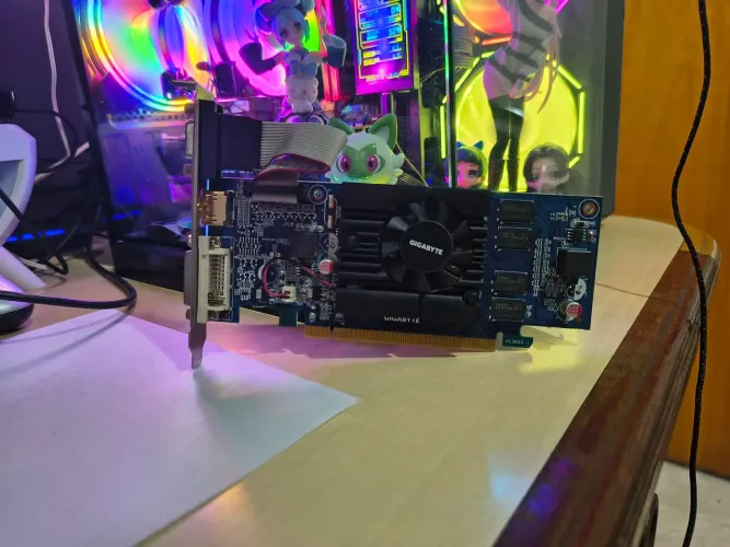 Placa de vídeo Gigabyte GT210 1gb