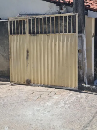 Vendo pra hoje este portão de garagem com um social no mesmo250.00 pra hoje