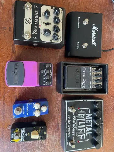 Pedais de guitarra.