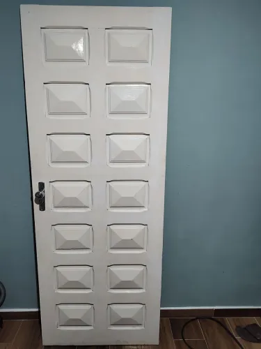 Porta almofadada madeira maciça com fechadura