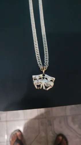 Elegante corrente de prata com o icônico pingente " chora agora e depois" 70cm 6mm