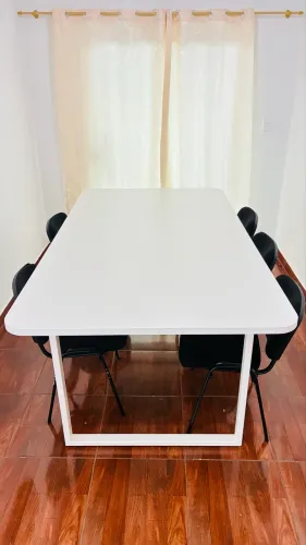 Mesa de escritório / reuniões.