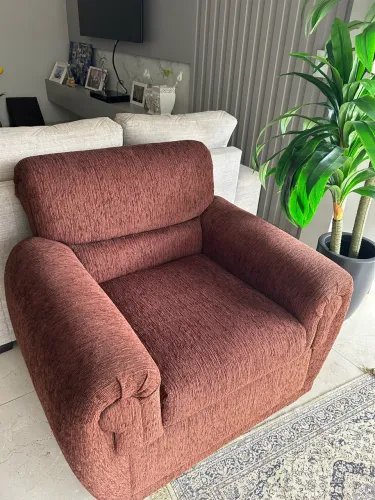 Vendo poltrona em veludo, com compartimento no interior