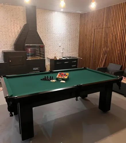 Mesa de sinuca com ardósia, ideal para sua casa