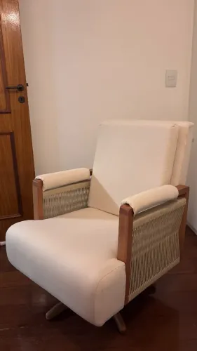 Poltrona Giratória em Madeira, Corda Náutica e Tecido Off-White
