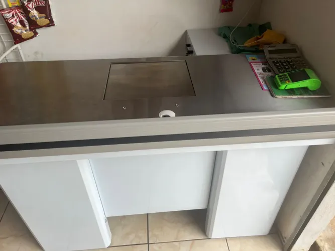 Vendo mesa para caixa de supermercado