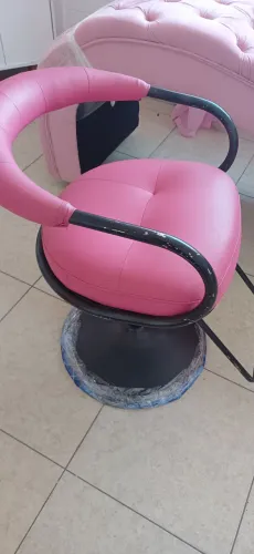 Cadeira cabelereira semi nova cor rosa