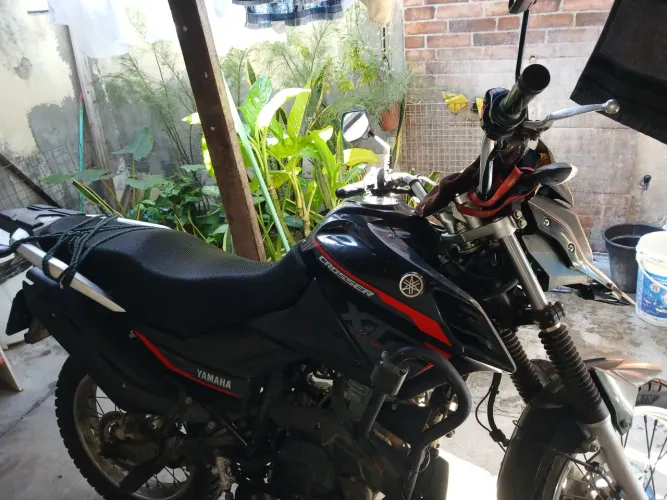 Vendo moto yamara nova.