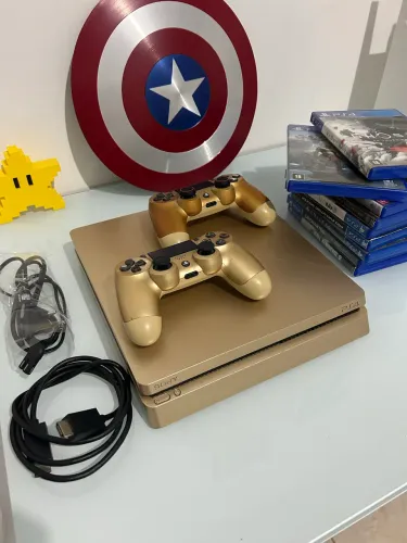 Ps4 slim Edição limitada com 2 cot e jogos