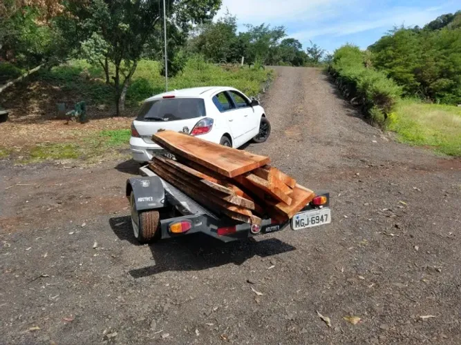 Reboque carretinha para transporte de motocicleta e cargas em geral, com base em alumínio