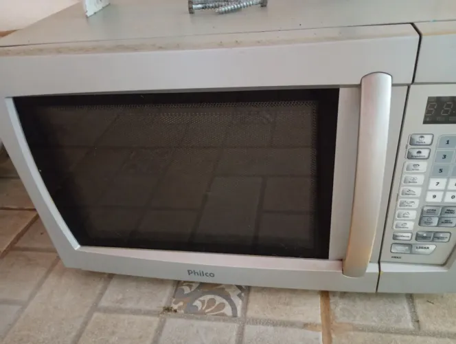 Microondas Philco, para consertar ou retirar peças + suporte de parede 