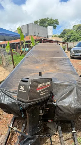 Canoa 6 metros motor 30 hp mercury partida elétrica ano 2020 motor e canoa e berço