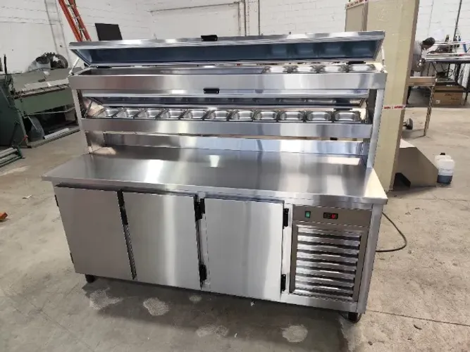 Estação de preparo refrigerada com cubas GN, estrutura inox, 200cm