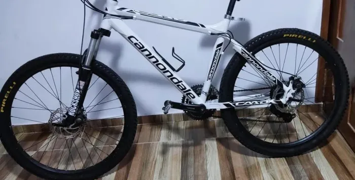 VENDO BIKE ARO 26 Quadro de Alumínio, relação Shimano, pneus novos com selador.