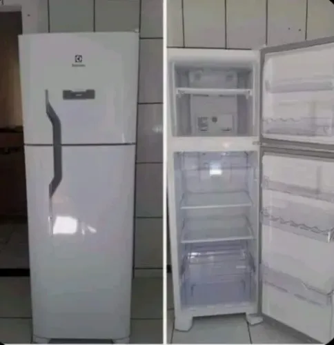 Vende-se geladeira semi nova.