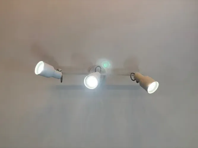 Trilho de iluminação branco com 3 spots direcionáveis.