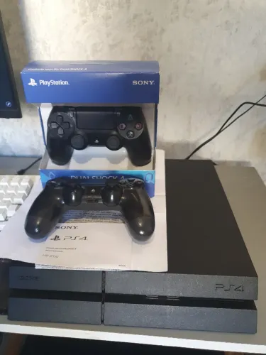 PS4 com 2 controles ORIGINAIS