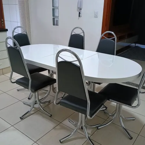 Conjunto de mesa com 6 cadeiras
