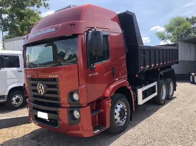 VOLKS 24250 TRUCK CAÇAMBA.  PASSO DIVIDA