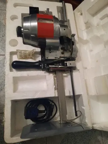 Máquina de cortar tecido Singer