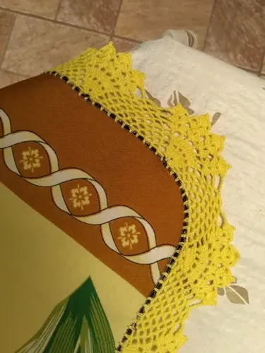 Vendo Toalha Mesa com Bico Crochet medida aprox.  2,40 comp. x 1,50 larg.