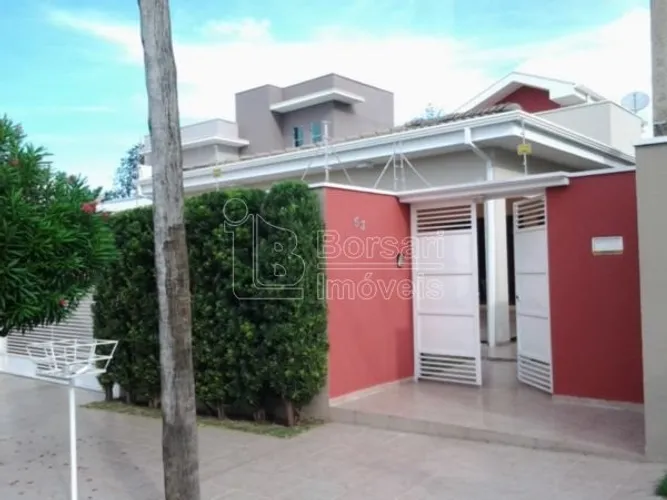 Casa à venda na Vila Harmonia, Araraquara - 3 suítes, quintal amplo e 5 vagas de garagem