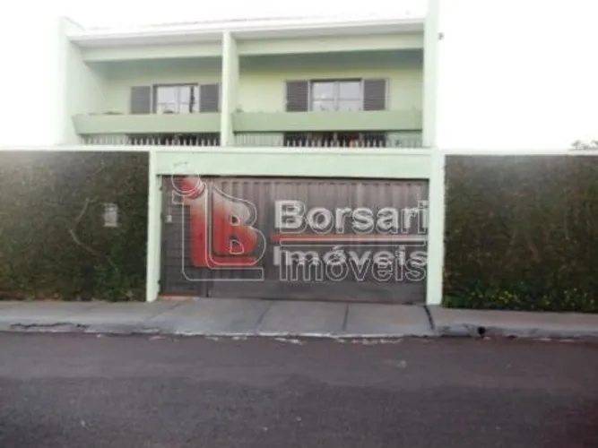Casa à venda na Vila Xavier, Araraquara: 4 dormitórios, suíte, copa e muito mais!