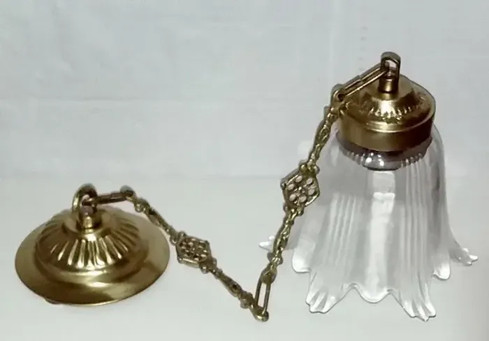 um lustre pendente com tulipa vidro cristal