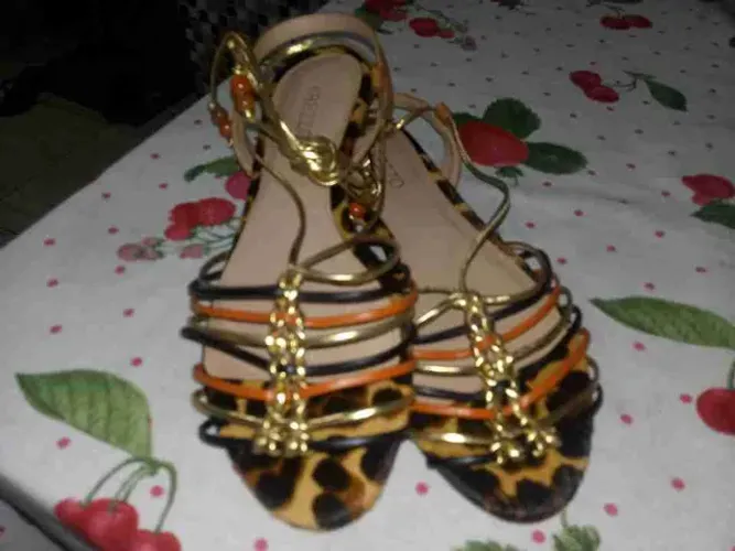 Uma linda rasteira arezzo 36