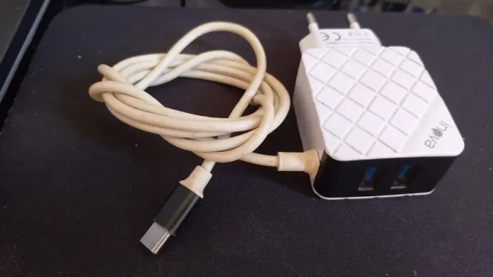 Carregador para celular carga rápida com + duas saída USB e cabo tipo C - marca: Inova