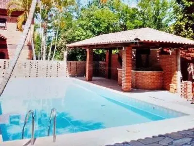 Excelente casa com quadra oficial de Tênis