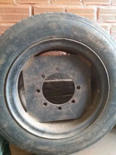 Vende-se 1 pneu usado, com roda, para implementos agrícola ou industrial 