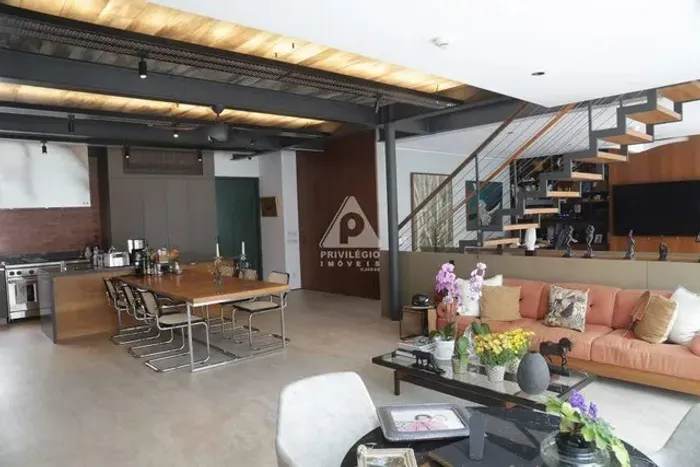 Cobertura Duplex de Alto Padrão à Venda no Leblon  3 Quartos e Vista Privilegiada