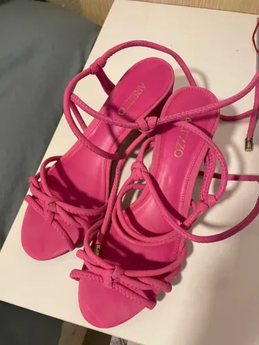 Sandália Arezzo salto bloco baixo