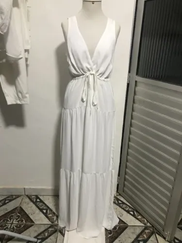 Vestido Longo Branco com Decote V e Saia em Camadas
