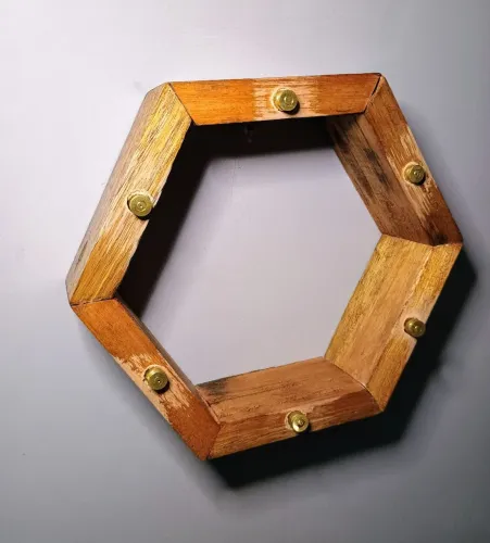 Prateleira Hexagonal em Madeira com Detalhes de Cartucho