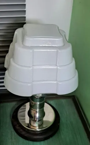 ART DECO Luminária  de mesa base madeira com detalhes niquelada e cúpula opalina 