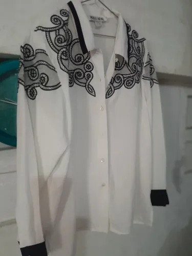 Camisa branca com bordado preto