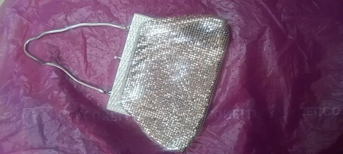 Bolsa de Mão Prateada com Design Exclusivo
